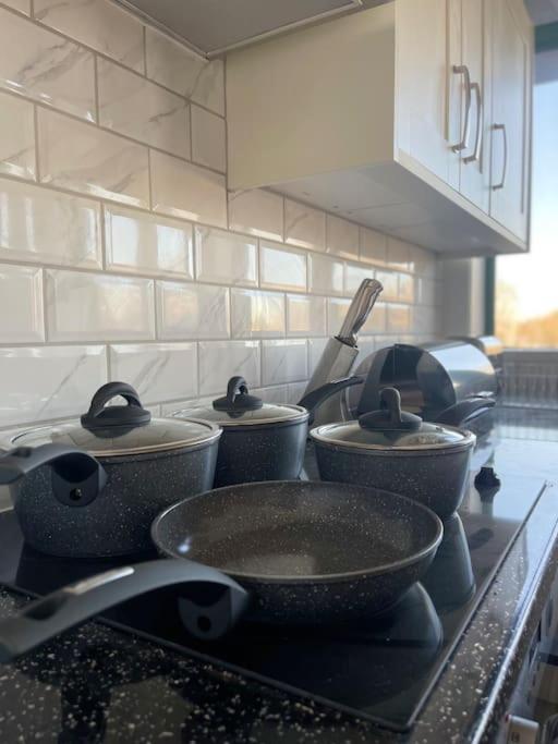 1 Bedroom Apartment - Flitwick - Contractor Friendly - Tourist Ready - Full Kitchen - Wifi - Smart Tv - Sofa Bed - Free Parking - Ideal For Short Or Long Stays Buitenkant foto