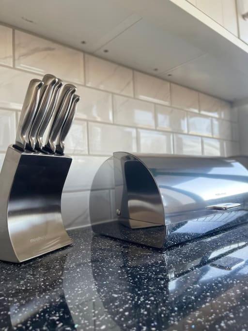 1 Bedroom Apartment - Flitwick - Contractor Friendly - Tourist Ready - Full Kitchen - Wifi - Smart Tv - Sofa Bed - Free Parking - Ideal For Short Or Long Stays Buitenkant foto