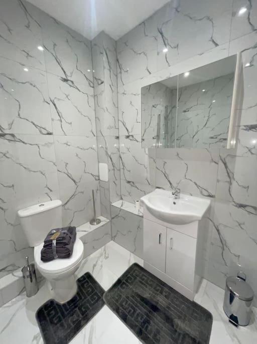 1 Bedroom Apartment - Flitwick - Contractor Friendly - Tourist Ready - Full Kitchen - Wifi - Smart Tv - Sofa Bed - Free Parking - Ideal For Short Or Long Stays Buitenkant foto